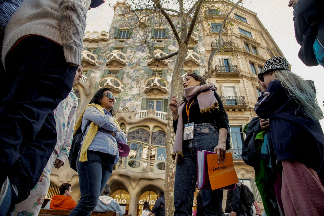Guests during premium Barcelona architecture tour
