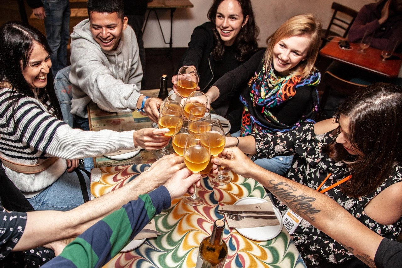 Guests making a toast during Barceloneta Tapas Experience