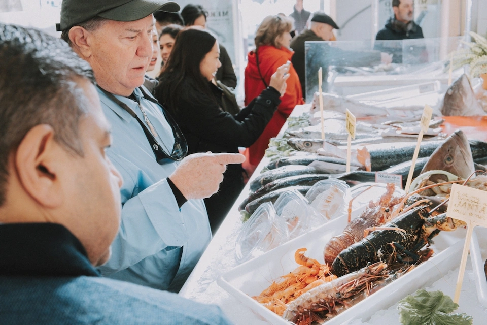 Guests looking at fresh seafood during private Portuguese Wine and Food pairing masterclass