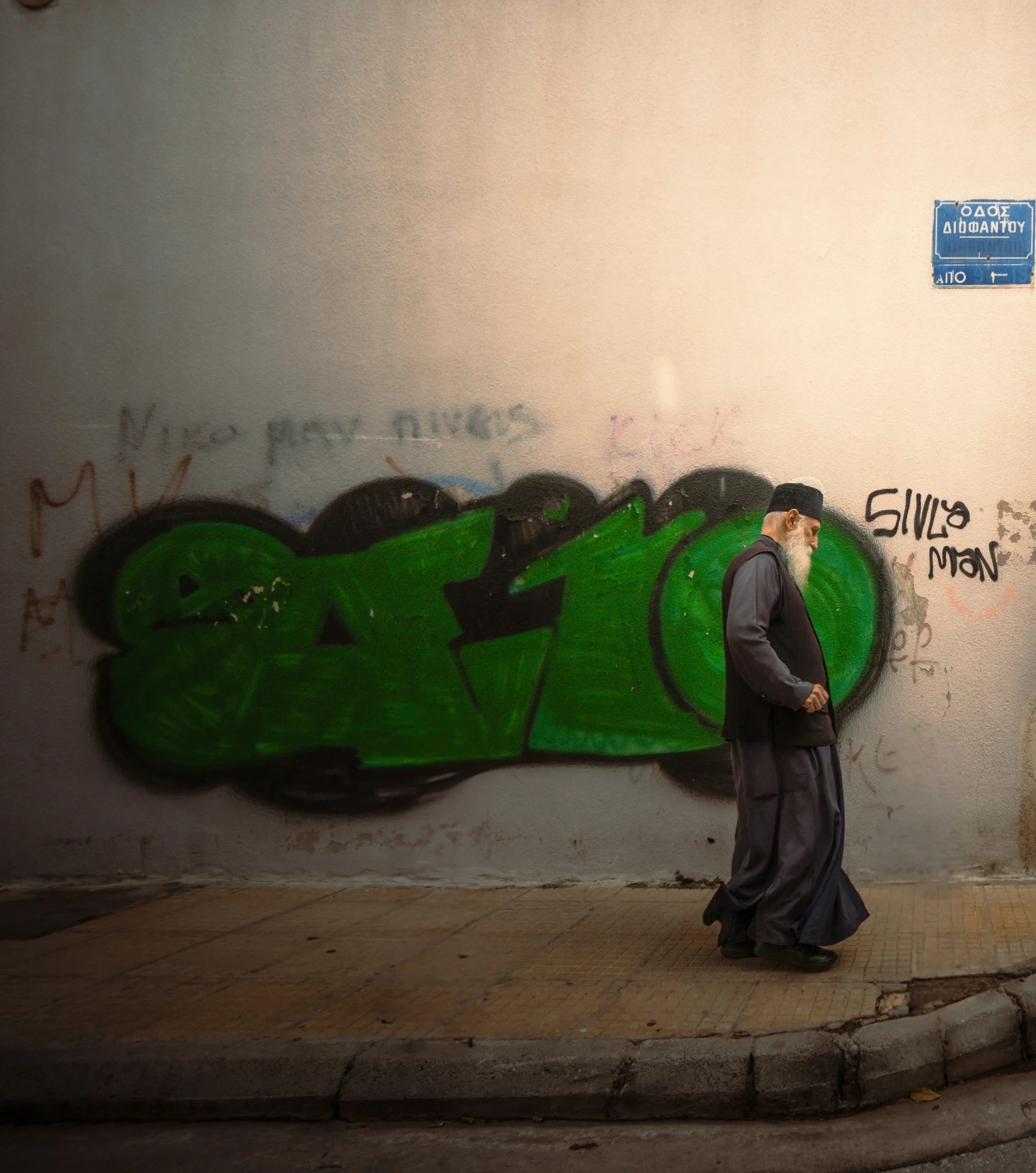 Man in front of street mural during Urban Art Insider premium experience in Athens